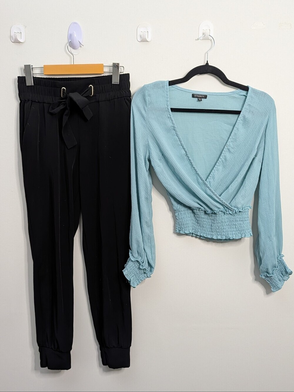 Dynamite Bundle - Cropped blue blouse + Black Joggers XS